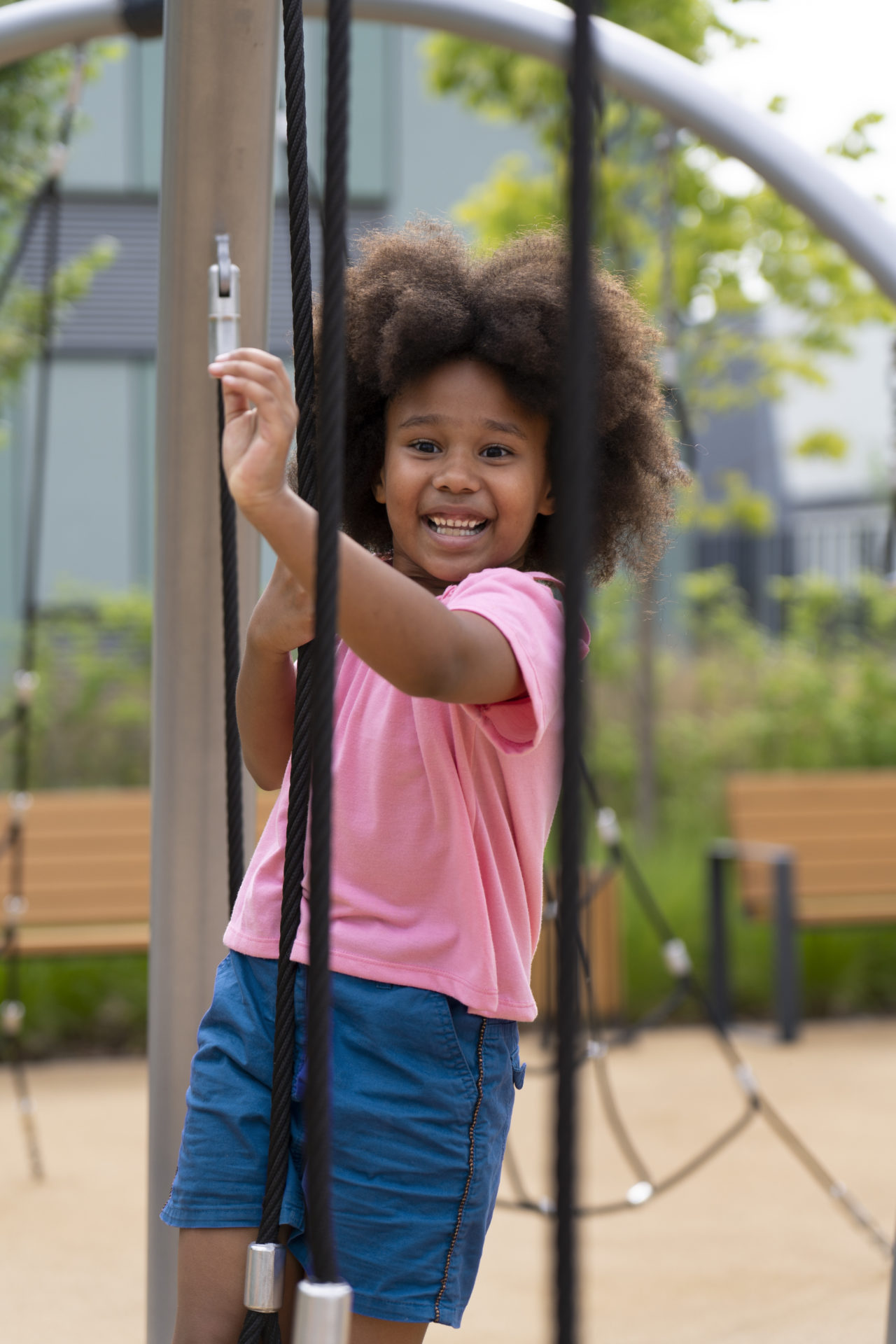 https://ibcoilgas-gab.com/wp-content/uploads/2025/02/medium-shot-smiley-girl-outdoors-1280x1920.jpg